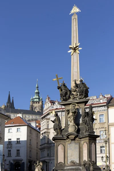Cidade de Praga de inverno com castelo gótico no dia ensolarado, República Checa — Fotografia de Stock