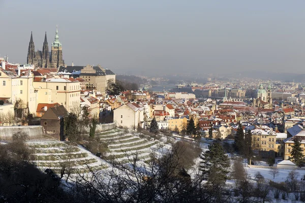 Романтичне snowy Празький місто з готичний замок, Чеська Республіка — стокове фото