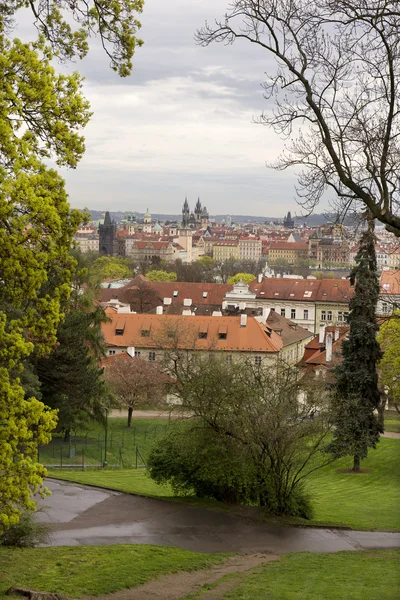 Vista sobre a primavera Praga Cidade com o verde Natureza e árvores floridas, República Checa — Fotografia de Stock