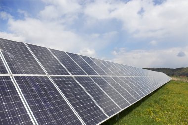 Detay güneşli bir günde çayır çiçekli Bahar üzerinde Solar Power Station