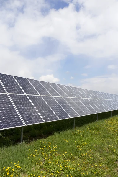 Detal z Solar Power Station na wiosną kwitnące łąki w słoneczny dzień — Zdjęcie stockowe