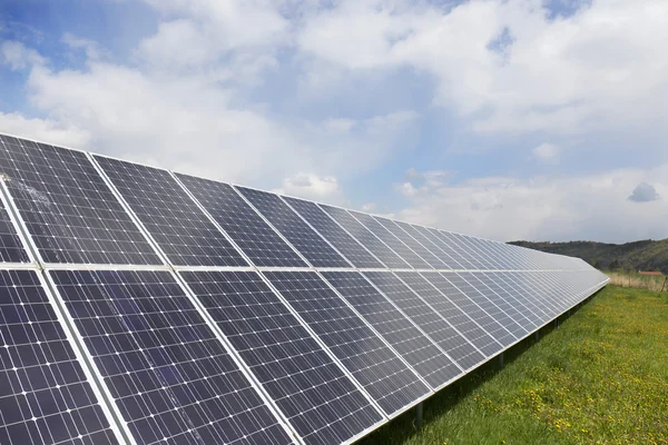 Détail de la centrale solaire sur la prairie à fleurs printanières dans la journée ensoleillée — Photo