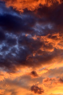 Önemli ölçüde bulutlu akşam gökyüzü