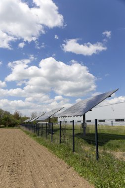 Detay güneşli bir günde çayır çiçekli Bahar üzerinde Solar Power Station