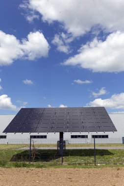 Detay güneşli bir günde çayır çiçekli Bahar üzerinde Solar Power Station