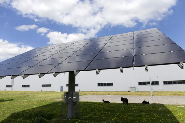 Detalhe da Central de Energia Solar no prado florido primavera no dia ensolarado — Fotografia de Stock