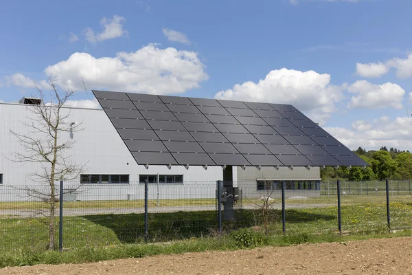 Detalhe da Central de Energia Solar no prado florido primavera no dia ensolarado — Fotografia de Stock