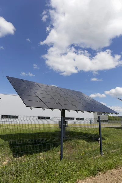 Détail de la centrale solaire sur la prairie à fleurs printanières dans la journée ensoleillée — Photo