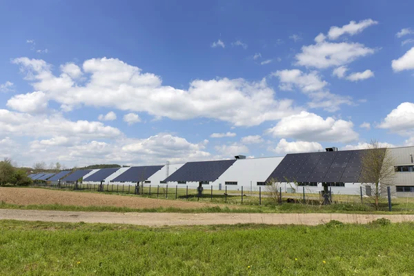 Détail de la centrale solaire sur la prairie à fleurs printanières dans la journée ensoleillée — Photo