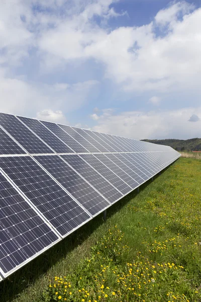 Detal z Solar Power Station na wiosną kwitnące łąki w słoneczny dzień — Zdjęcie stockowe