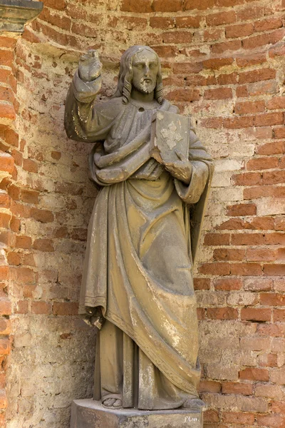 Jesús histórico en el misterio de primavera antiguo cementerio de Praga, República Checa —  Fotos de Stock