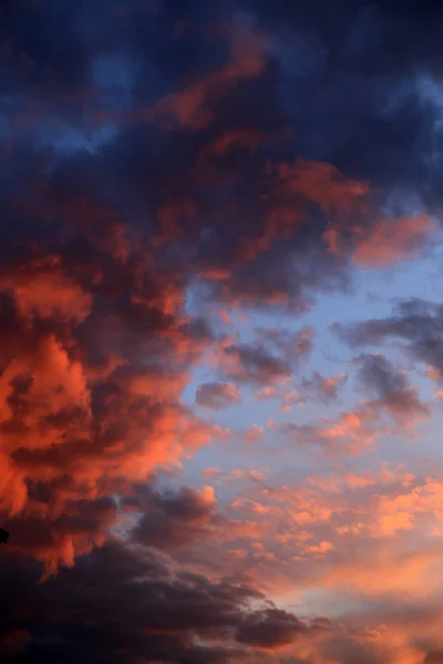 Dramaticky zataženo, ranní oblohy — Stock fotografie