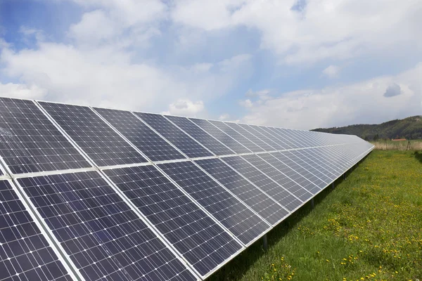 Detal z Solar Power Station na wiosną kwitnące łąki w słoneczny dzień — Zdjęcie stockowe