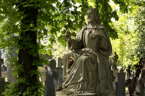 历史上的耶稣在春天神秘老布拉格公墓, 捷克共和国 — 图库照片