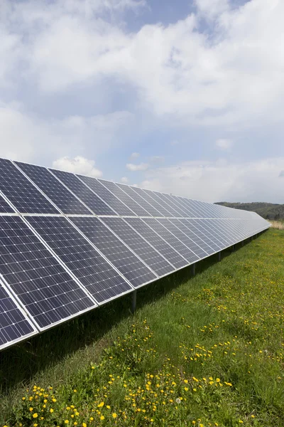 Detal z Solar Power Station na wiosną kwitnące łąki w słoneczny dzień — Zdjęcie stockowe