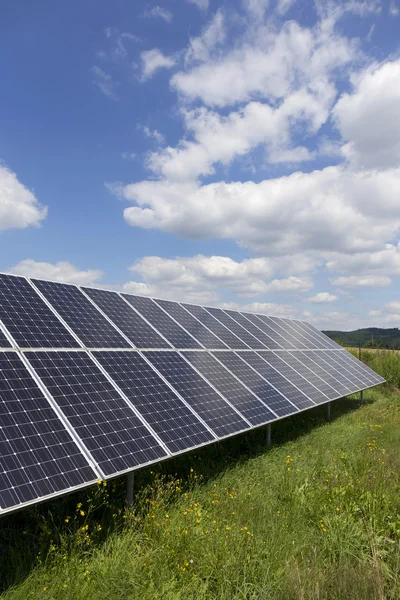 Çayır çiçekli yaz Solar Power Station — Stok fotoğraf