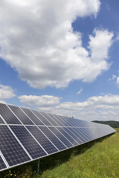 Centrale solare sul prato fiorito estivo — Foto Stock