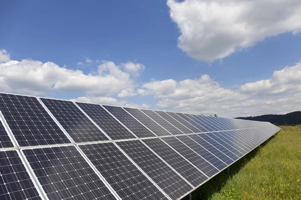 Çayır çiçekli yaz Solar Power Station — Stok fotoğraf