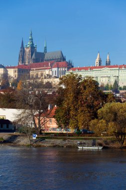 Çek Cumhuriyeti 'nin güneşli bir gününde Vltava Nehri üzerindeki Gotik Şatosu ile Sonbahar Renkli Prag Küçük Kasabası