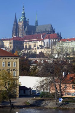 Çek Cumhuriyeti 'nin güneşli bir gününde Vltava Nehri üzerindeki Gotik Şatosu ile Sonbahar Renkli Prag Küçük Kasabası