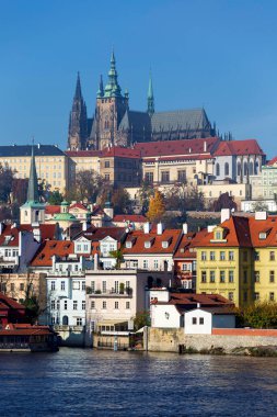 Çek Cumhuriyeti 'nin güneşli bir gününde Vltava Nehri üzerindeki Gotik Şatosu ile Sonbahar Renkli Prag Küçük Kasabası