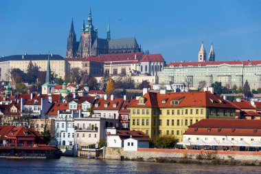 Çek Cumhuriyeti 'nin güneşli bir gününde Vltava Nehri üzerindeki Gotik Şatosu ile Sonbahar Renkli Prag Küçük Kasabası