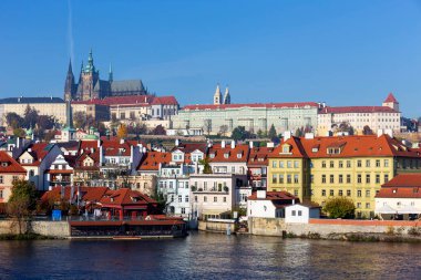 Çek Cumhuriyeti 'nin güneşli bir gününde Vltava Nehri üzerindeki Gotik Şatosu ile Sonbahar Renkli Prag Küçük Kasabası