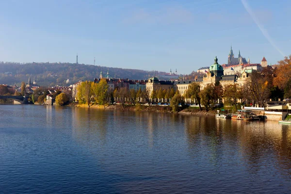 Otoño Colorido Praga Ciudad Menor Con Castillo Gótico Sobre Río —  Fotos de Stock