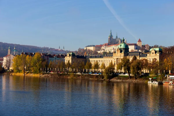 Autunno Colorato Praga Piccola Città Con Castello Gotico Sopra Fiume — Foto Stock