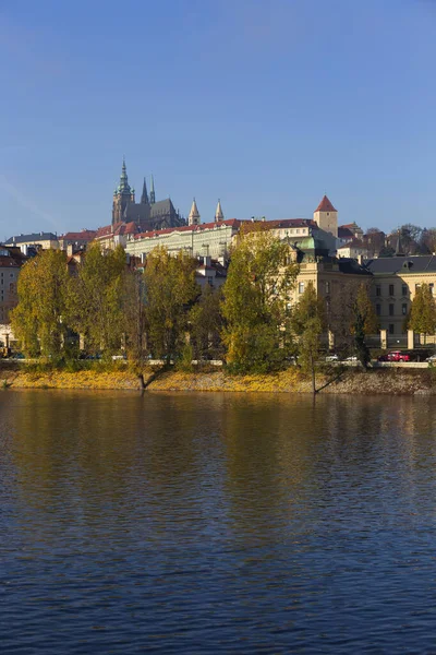 Осенний Красочный Прага Малый Город Готическим Замком Над Рекой Влтава — стоковое фото