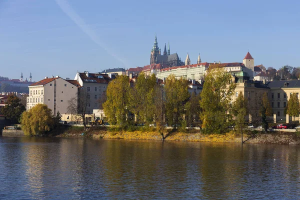 Jesienne Kolorowe Praskie Miasteczko Gotyckim Zamkiem Nad Wełtawą Słoneczny Dzień — Zdjęcie stockowe