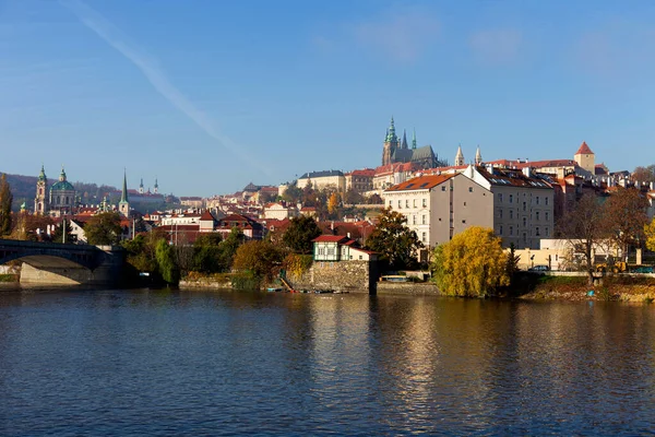 Çek Cumhuriyeti 'nin güneşli bir gününde Vltava Nehri üzerindeki Gotik Şatosu ile Sonbahar Renkli Prag Küçük Kasabası