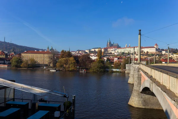 Otoño Colorido Praga Ciudad Menor Con Castillo Gótico Sobre Río —  Fotos de Stock