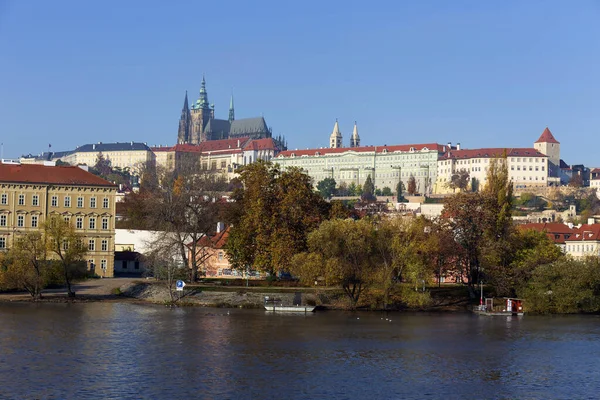 Herbstfarbenfrohe Prager Kleinseite Mit Gotischer Burg Über Der Moldau Sonnigen — Stockfoto