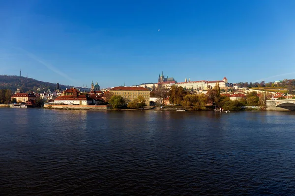 秋のカラフルなプラハ小都市 晴れた日のヴルタヴァ川の上にゴシック様式の城 チェコ共和国 — ストック写真