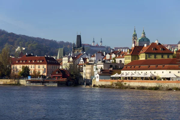 Hösten Färgglada Prag Mindre Stad Med Nicholas Katedral Ovanför Floden — Stockfoto