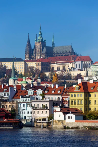 Otoño Colorido Praga Ciudad Menor Con Castillo Gótico Sobre Río — Foto de Stock