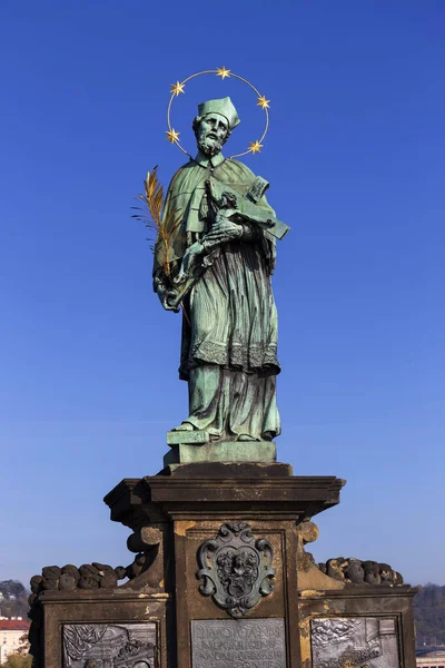 Estatua San Juan Nepomuk Puente Carlos Praga República Checa — Foto de Stock