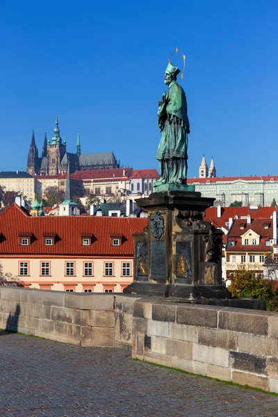 Otoño Colorido Praga Ciudad Pequeña Con Castillo Gótico Del Puente —  Fotos de Stock