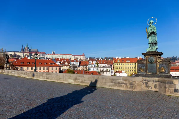 Otoño Colorido Praga Ciudad Pequeña Con Castillo Gótico Del Puente —  Fotos de Stock