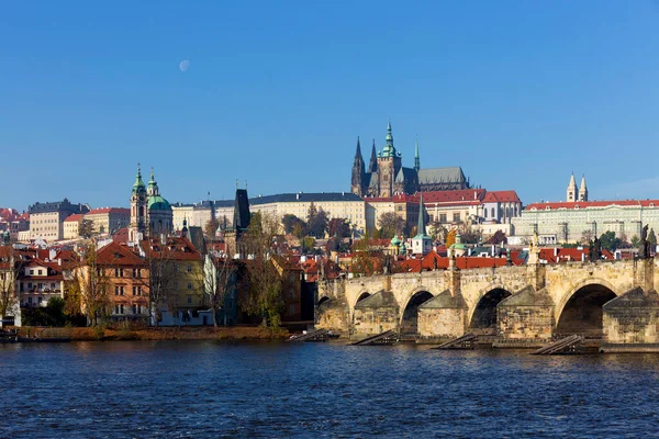 Herbstfarbenfrohe Prager Kleinseite Mit Gotischer Burg Und Karlsbrücke Über Der — Stockfoto