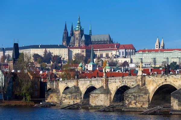 Herfst Kleurrijke Praag Kleine Stad Met Gotische Kasteel Karelsbrug Boven — Stockfoto