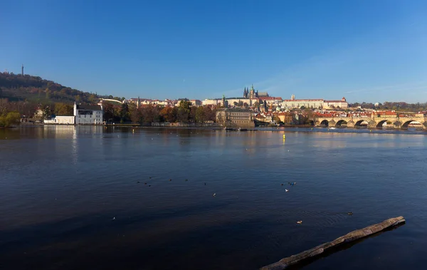Outono Colorido Praga Cidade Menor Com Castelo Gótico Ponte Charles — Fotografia de Stock