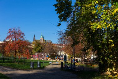 Gotik Şatosu ve Çek Cumhuriyeti 'nin Petrin Tepesi' nden Ağaçlı Renkli Doğası ile Sonbahar Prag Şehri