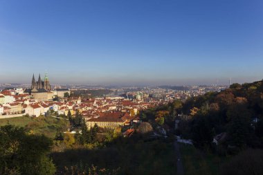 Gotik Şatosu ve Çek Cumhuriyeti 'nin Petrin Tepesi' nden Ağaçlı Renkli Doğası ile Sonbahar Prag Şehri