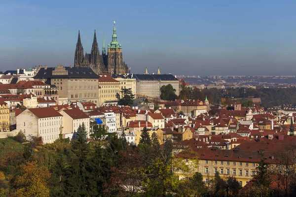 Otoño Praga Ciudad Con Castillo Gótico Colorida Naturaleza Con Árboles —  Fotos de Stock