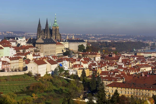 秋天的布拉格城 有哥特式城堡 五彩缤纷的大自然 有来自捷克共和国佩特林山的树木 — 图库照片