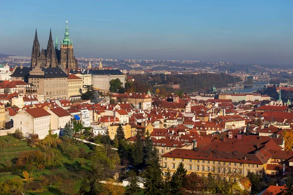 Herbst Prag Stadt Mit Gotischer Burg Und Die Bunte Natur — Stockfoto