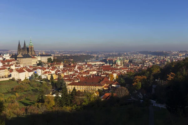 Jesień Miasto Praga Gotyckim Zamkiem Kolorowa Przyroda Drzewami Wzgórza Petrin — Zdjęcie stockowe