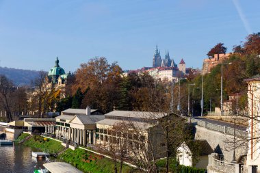 Çek Cumhuriyeti 'nin güneşli bir gününde Vltava Nehri üzerindeki Gotik Şatosu ile Sonbahar Renkli Prag Küçük Kasabası